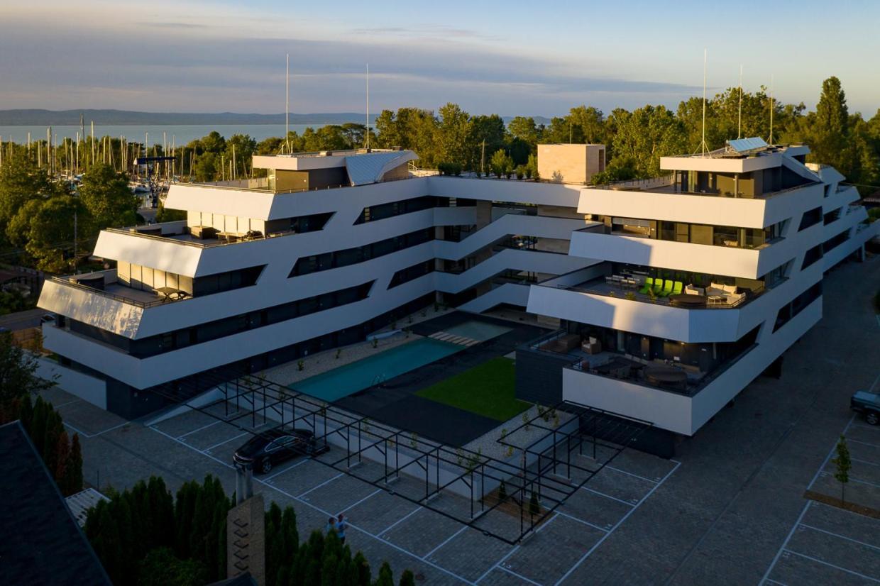 Marina Apartman Hotel บาลาตอนเซเมช ภายนอก รูปภาพ
